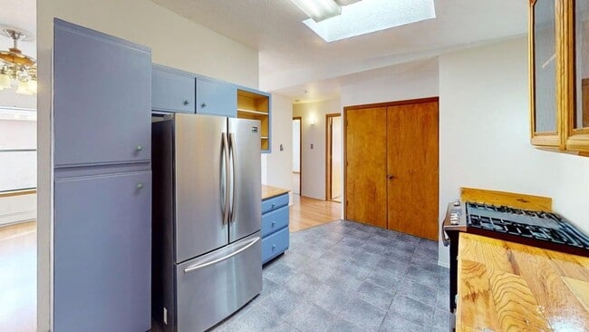 Building Photo - 2 Bedroom with a Patio with beds