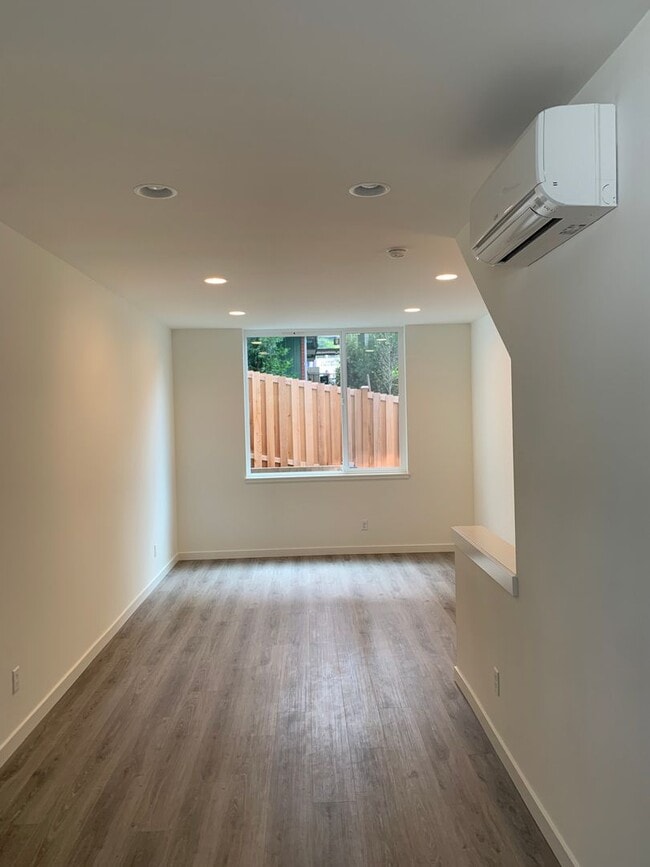Building Photo - Luxury 2 beds/2 baths townhome in Wedgwood!