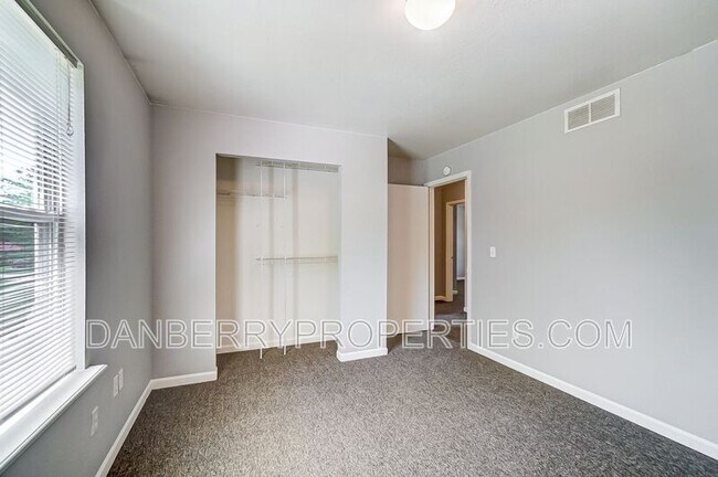 Building Photo - 3571 Turret Green Dr