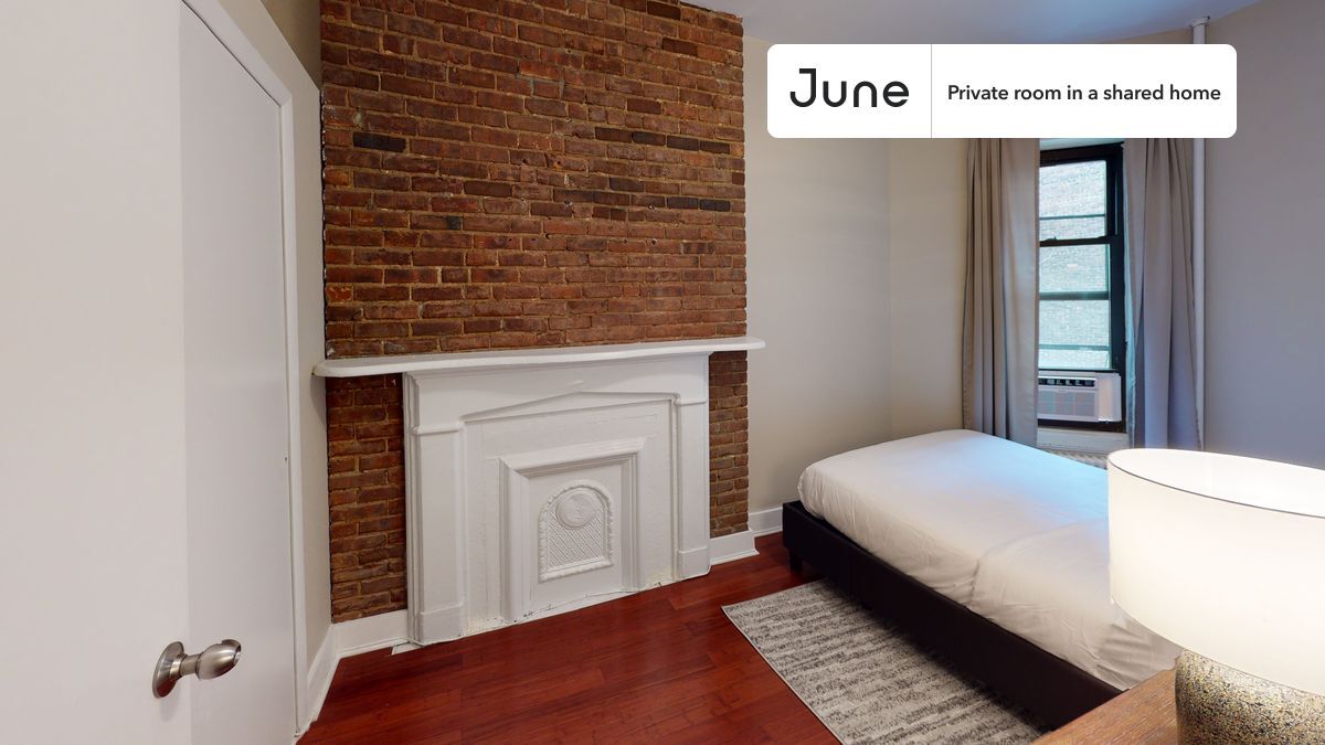 Building Photo - Private bedroom in 3 bed/2 bath Home