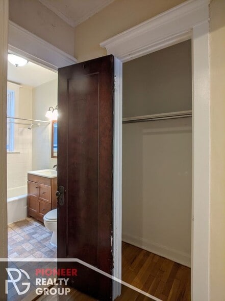 Building Photo - 4421 N Wolcott Ave