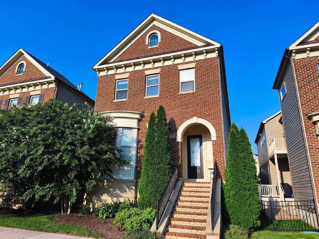 Building Photo - Luxurious Single-Family Home in Vibrant One Loudoun!