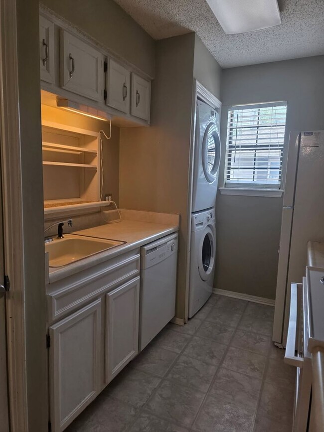 Building Photo - Nice modern style 1 Bdrm Condo in Delaware...