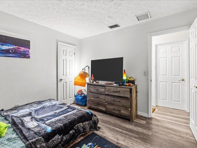 Building Photo - 1297 SE Floresta Dr