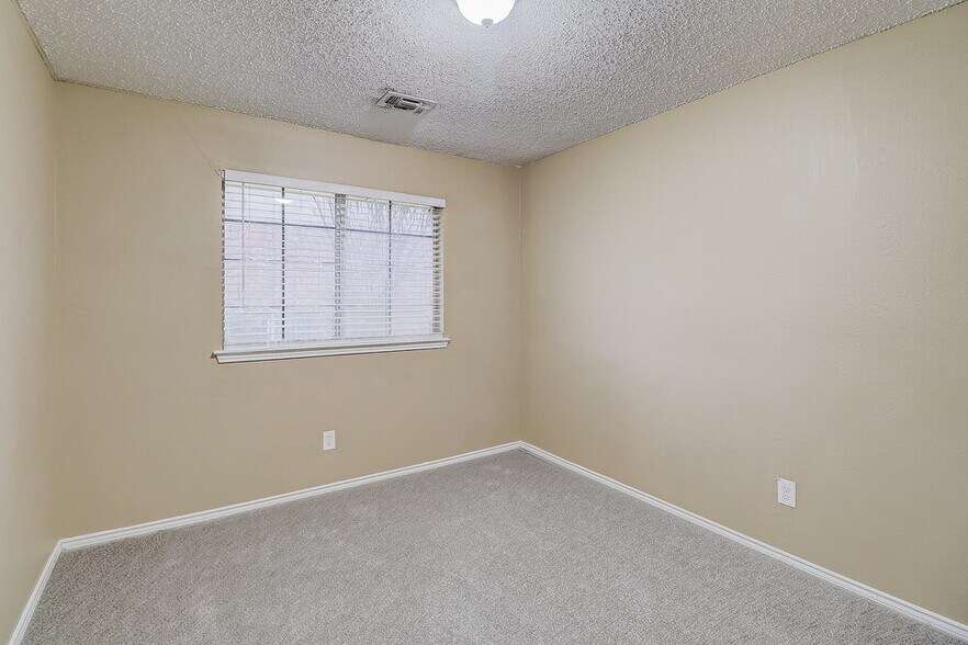 Building Photo - 722 Austin Dr