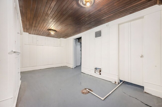 Building Photo - 2-bedroom, 1-bathroom duplex is located in...