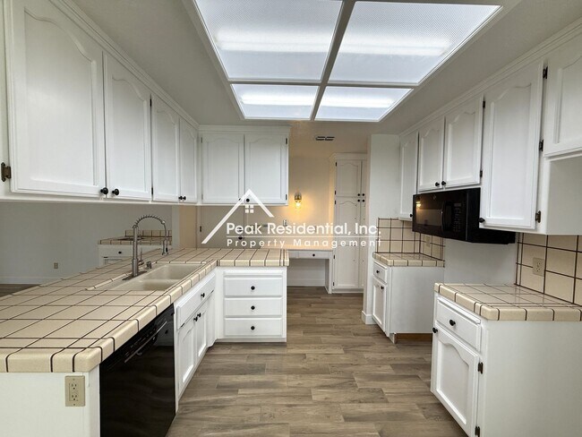 Building Photo - Wonderful Orangevale 4bd/2ba Home with 2 Car Garage!