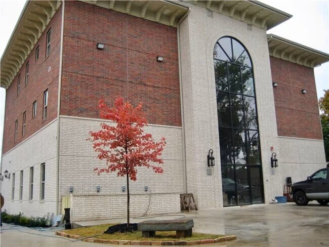 Building Photo - 212 SE A St