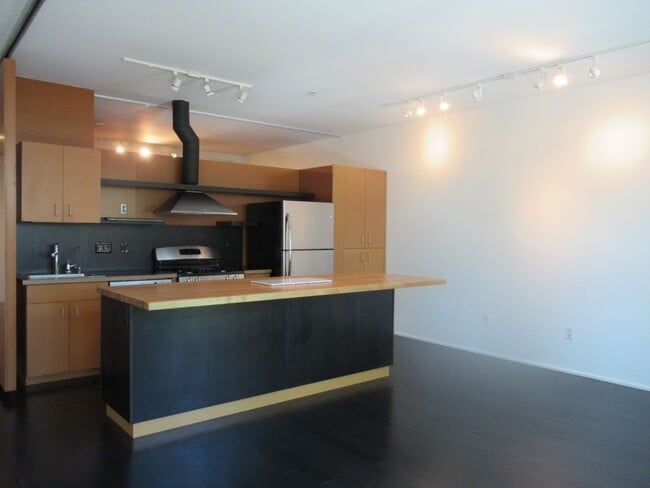 Building Photo - Well Maintained 1 bedroom, 1 bath condo on...