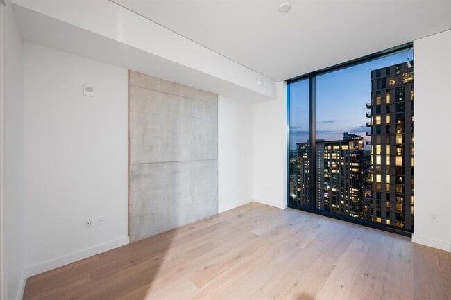 Building Photo - 610 Davis St