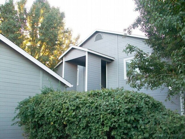 Building Photo - 3148 N Esquire Dr