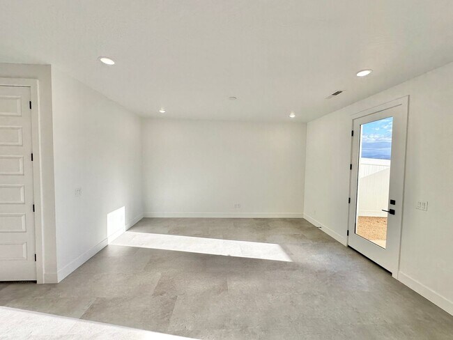 Building Photo - PET FRIENDLY!! HURRICANE TOWNHOME! END UNIT!