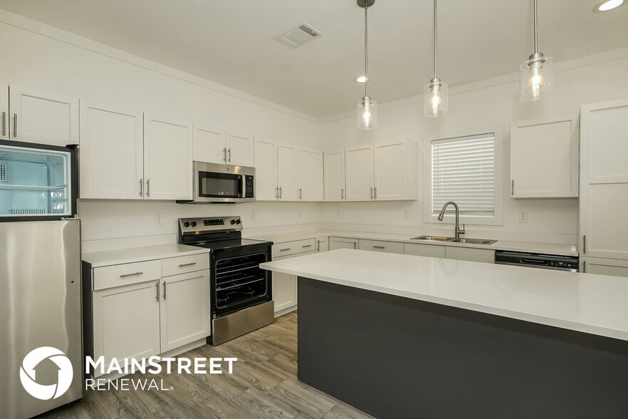 Building Photo - 2003 E Overton Rd