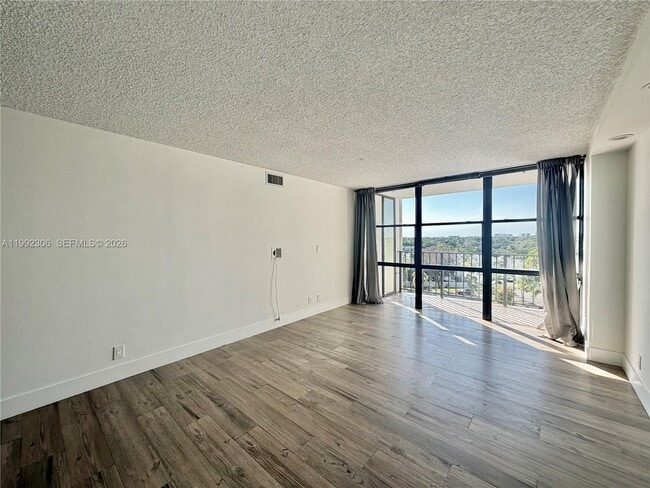 Building Photo - 1000 Parkview Dr