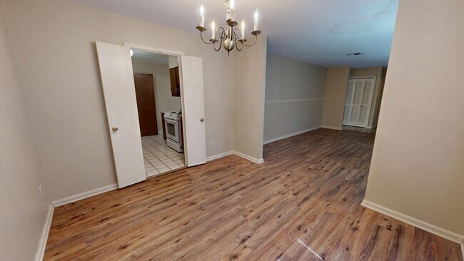 Building Photo - 2112 Cottingham Dr