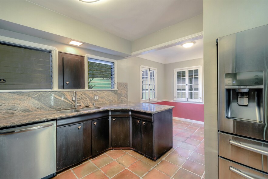 Building Photo - 366 S Crescent Heights Blvd