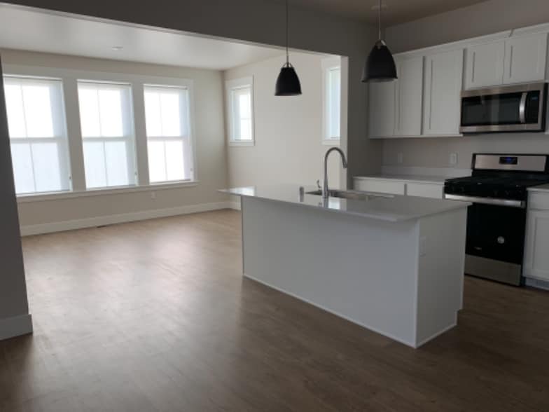 Building Photo - 6103 Farmstead Ave