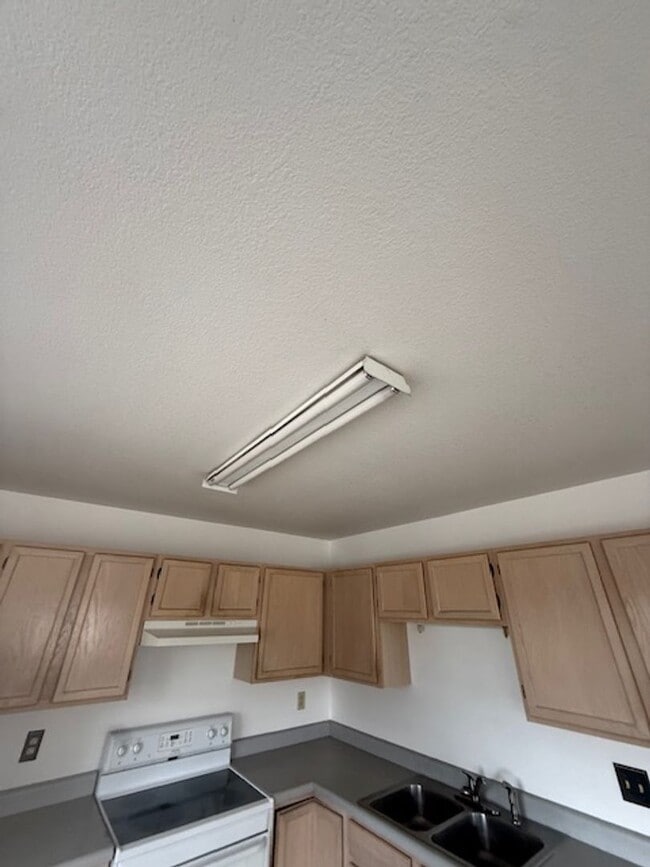 Building Photo - 2 Bedrooms 1 Bathroom - 4 Plex - Belgrade