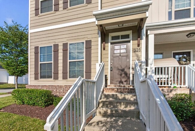 Building Photo - 1525 White Tip Ln