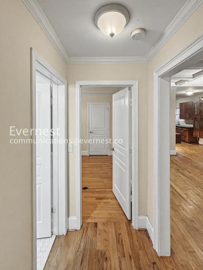 Building Photo - 915 Paoli Ave SE