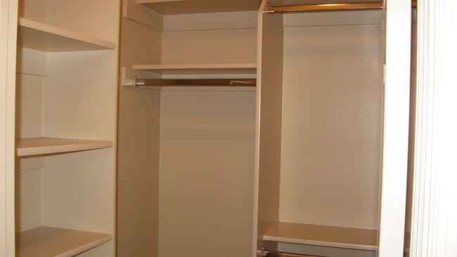 Building Photo - Spacious 3 Bedroom House