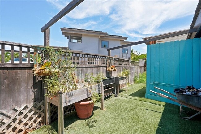 Building Photo - 3161 Mapu Dr
