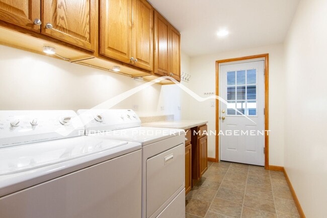 Building Photo - Spacious Home on Quiet Street with 2 Car Garage and Central A/C
