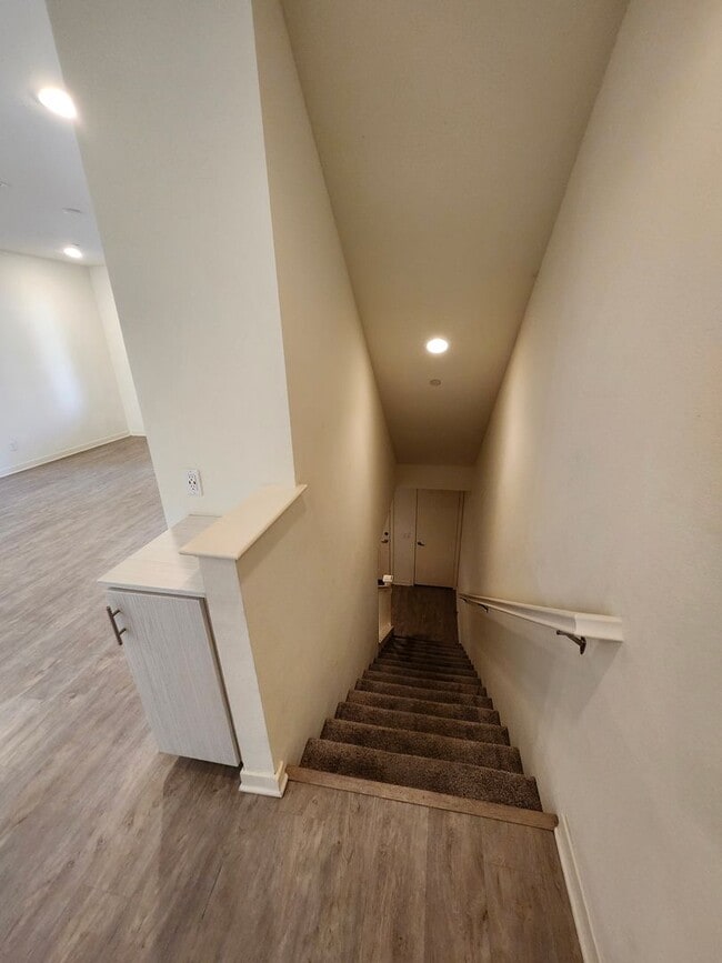 Building Photo - Gorgeous Tri-level Townhouse 3 beds 3 1/2 ...