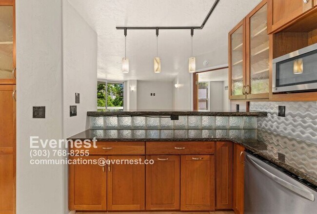 Building Photo - 601 W 11th Ave