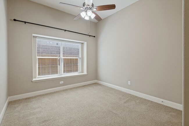 Building Photo - 594 Louder Way