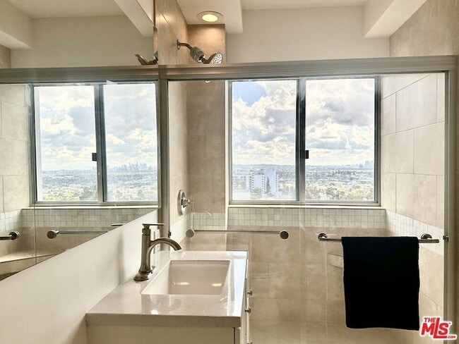 Building Photo - 999 N Doheny Dr
