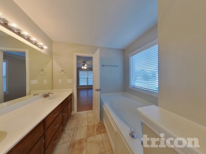 Building Photo - 2784 Aston Woods Ln