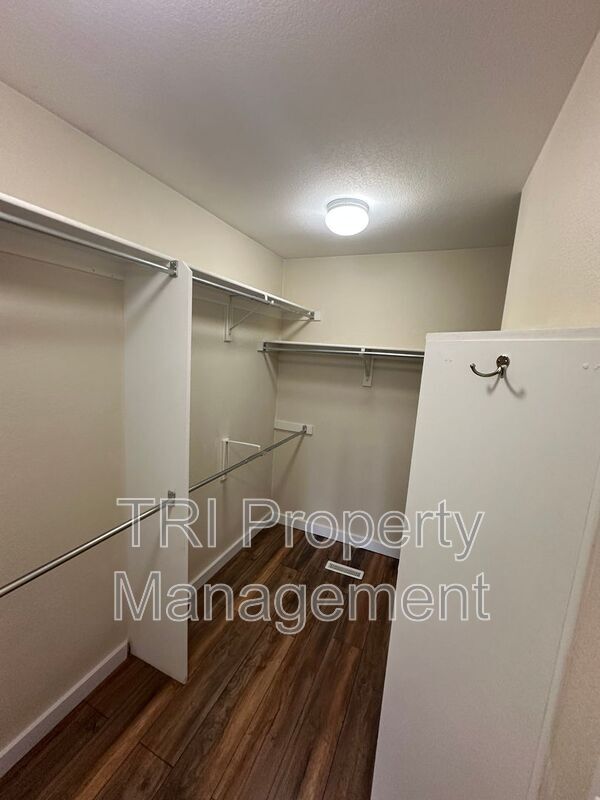 Building Photo - 122 Whitney Ct