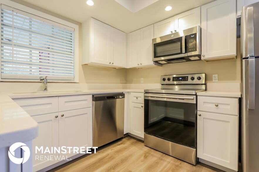 Building Photo - 2120 Redleaf Dr