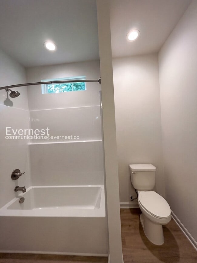 Building Photo - 1808 Hemlock Ave