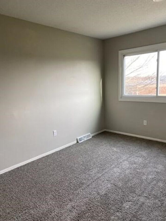 Building Photo - 5415 N Linwood Ave