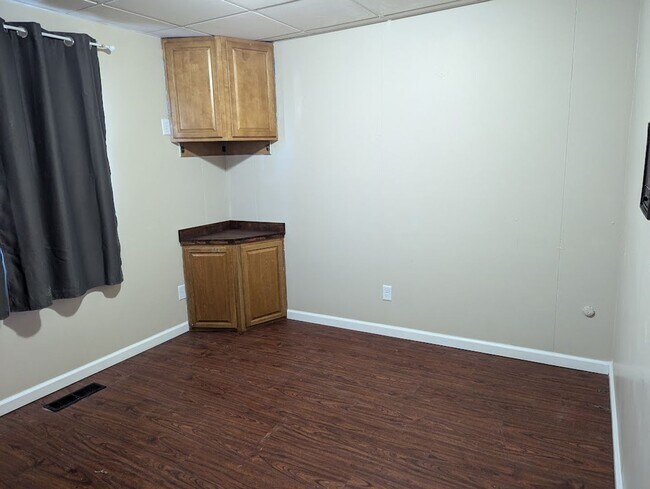 Building Photo - First Floor 3 Bed 2 Bath Apartment