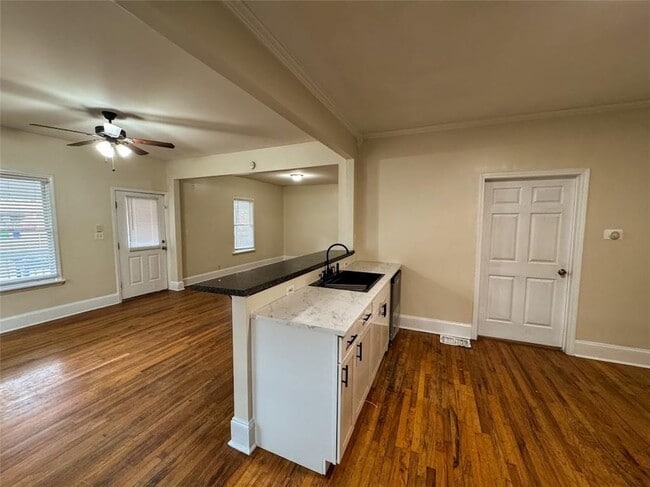 Building Photo - 1637 Columbia Dr