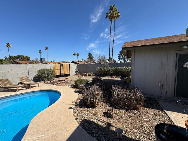 Building Photo - 2058 E Fremont Dr