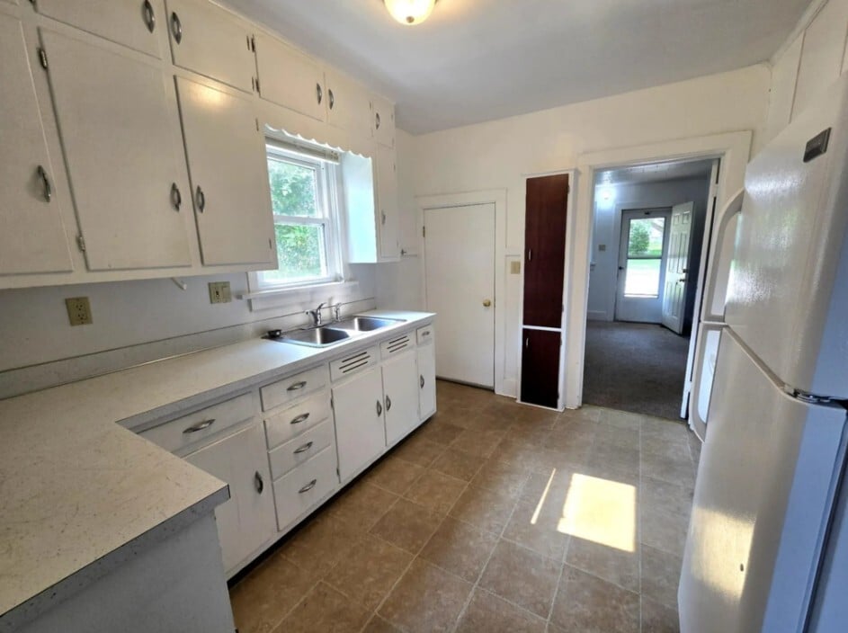 Building Photo - 320 W Cedar St