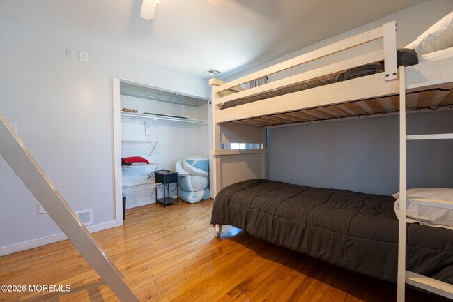 Building Photo - 406 Lawrence Dr