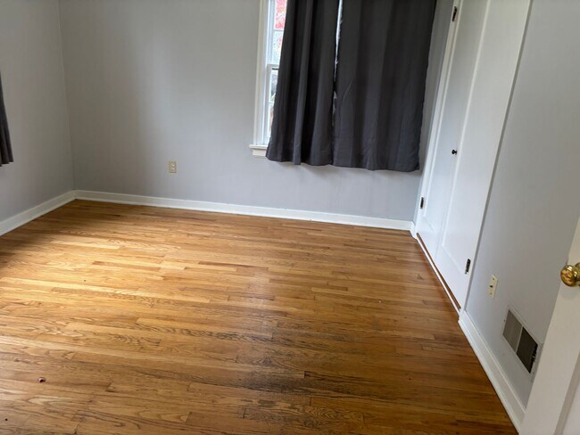 Building Photo - 3 Bedroom on large lot