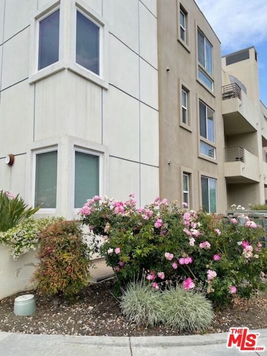 Building Photo - 10609 Bloomfield St