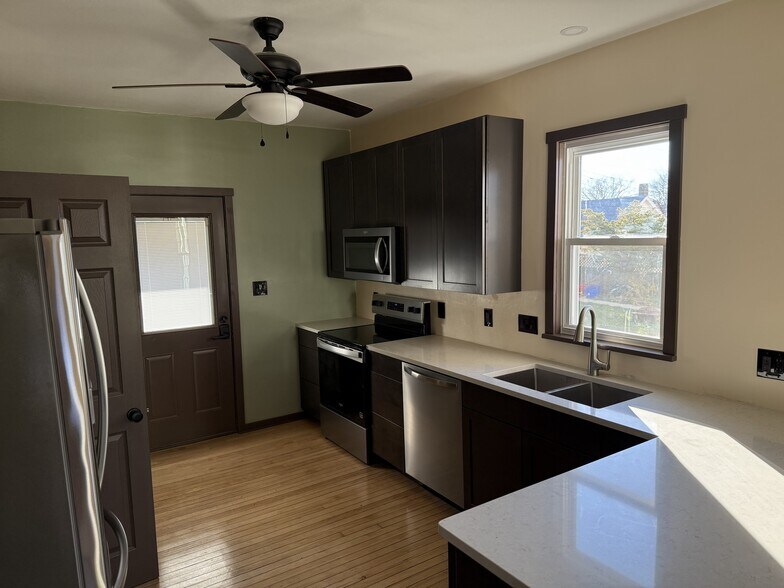 Kitchen view - 3747 E Pulaski Ave
