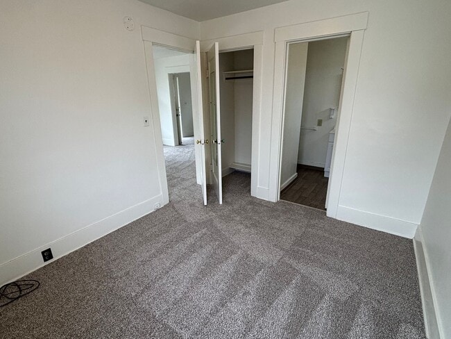 Building Photo - 1 bedroom Victorian with garage