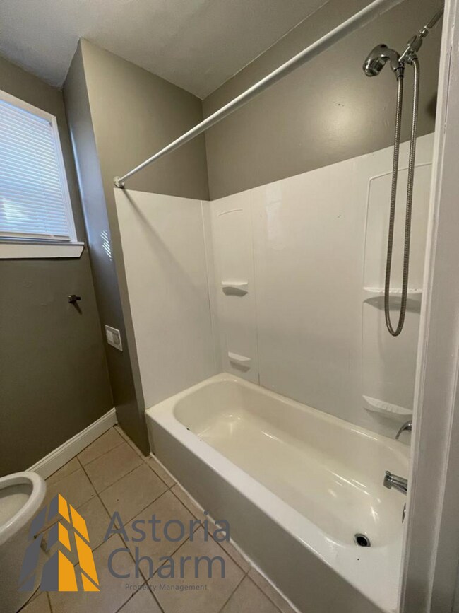 Building Photo - 3 Bedroom 1.5 Bath Spacious Bedrooms on Ashburton Street