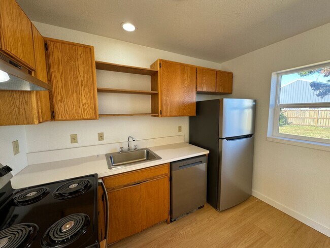 Building Photo - Adorable two bedroom cottage in Newport!