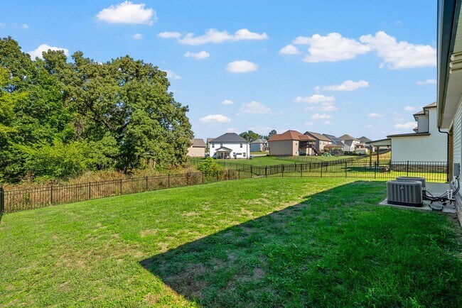 Building Photo - Luxury Meets Comfort: 5-Bed Beauty with Ch...