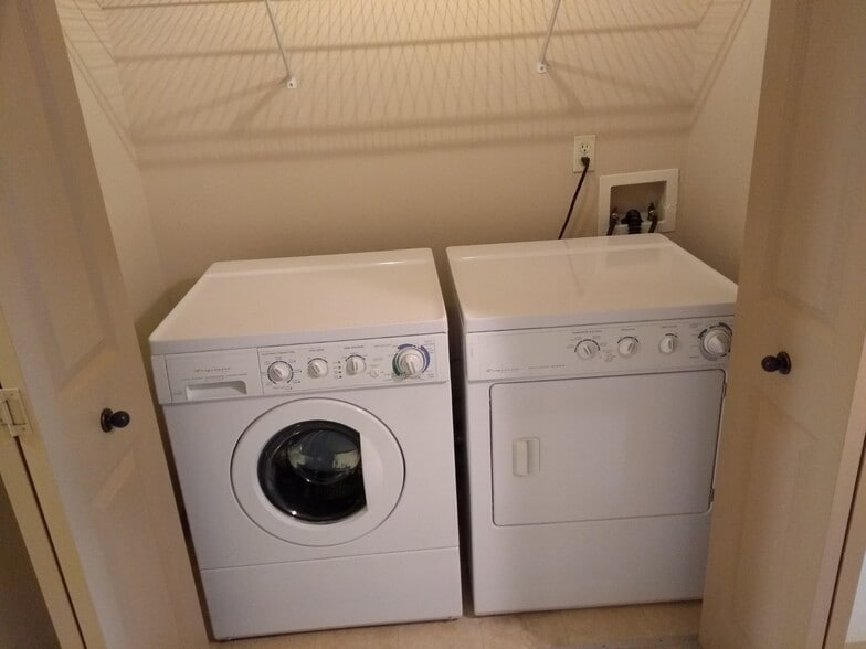 Building Photo - 1916 NE 49th Way