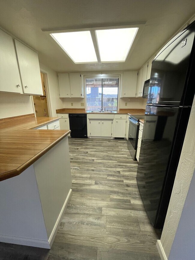 Building Photo - 3 bedroom, 2 bathroom, in East Medford